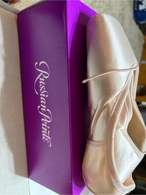 Russian Pointe Satin Ballet Slipper in Light Pink, RD42, W2, V2, FM.